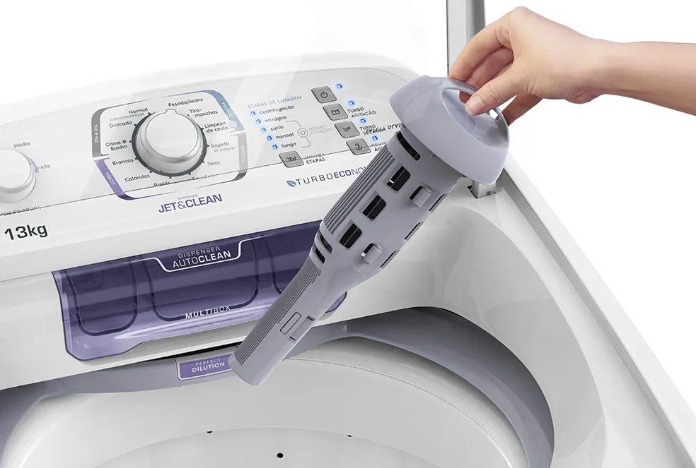Fazer a limpeza regular de toda a máquina de lavar é essencial para que o aparelho não consuma mais energia que o necessário — Foto: Reprodução/Electrolux