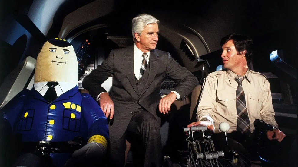 Apertem os Cintos... O Piloto Sumiu! se tornou um clássico do cinema besteirol dos anos 1980 — Foto: Reprodução/The Movie Database