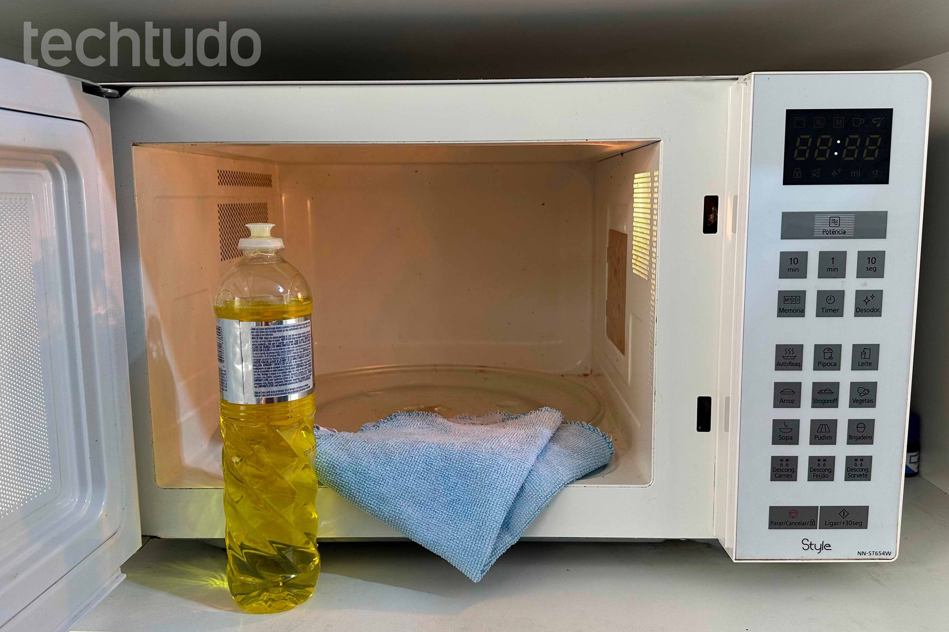 Como limpar o micro-ondas por dentro e tirar o cheiro de comida