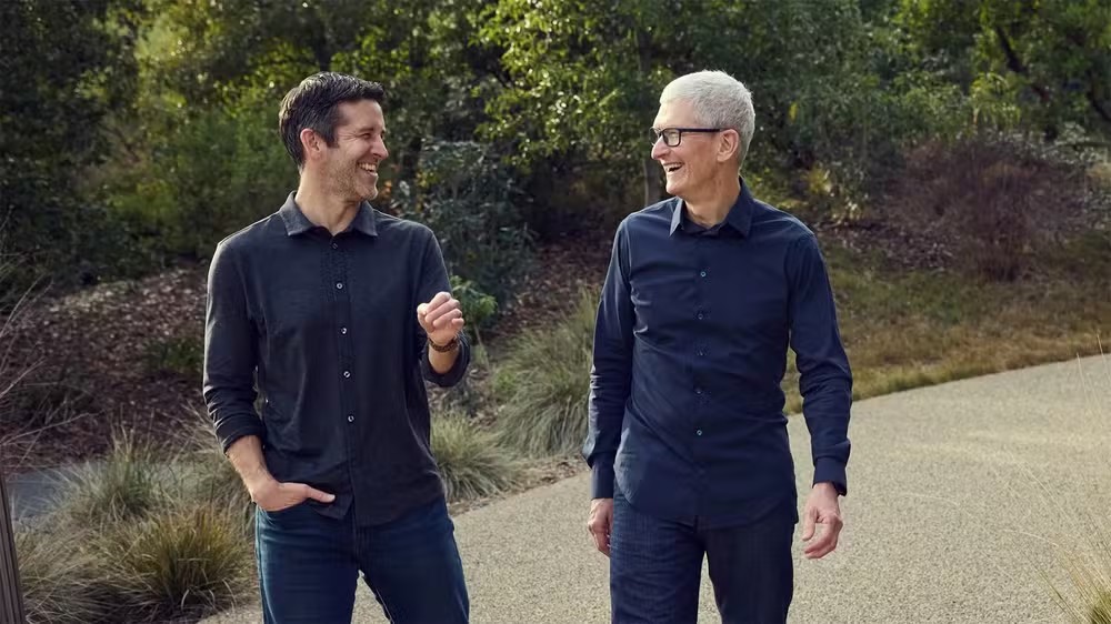 Tim Cook deixa comando da Apple após 15 anos; quem é John Ternus, novo CEO