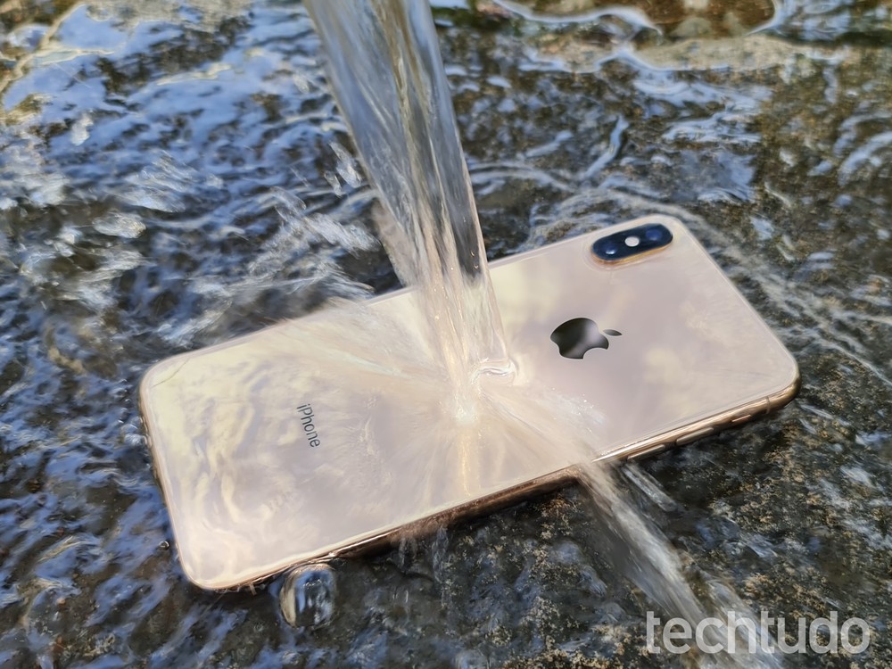 Como tirar água do celular? Guia completo mostra o que fazer