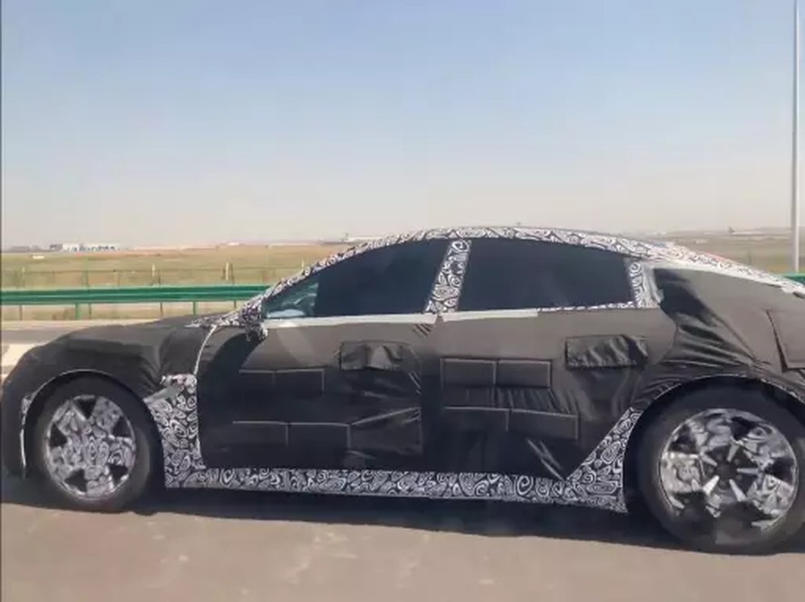 Empresa dos EUA e carros de corrida elétricos na Arábia Saudita