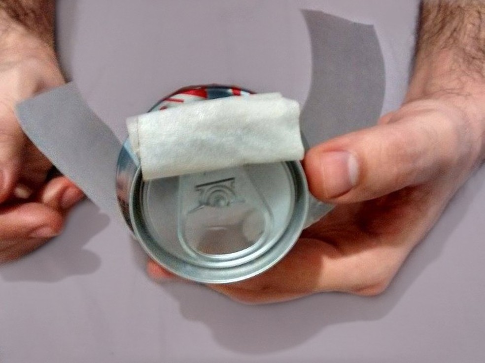 Fita adesiva colada na base da lata (Foto: Reprodução/Raquel Freire) — Foto: TechTudo