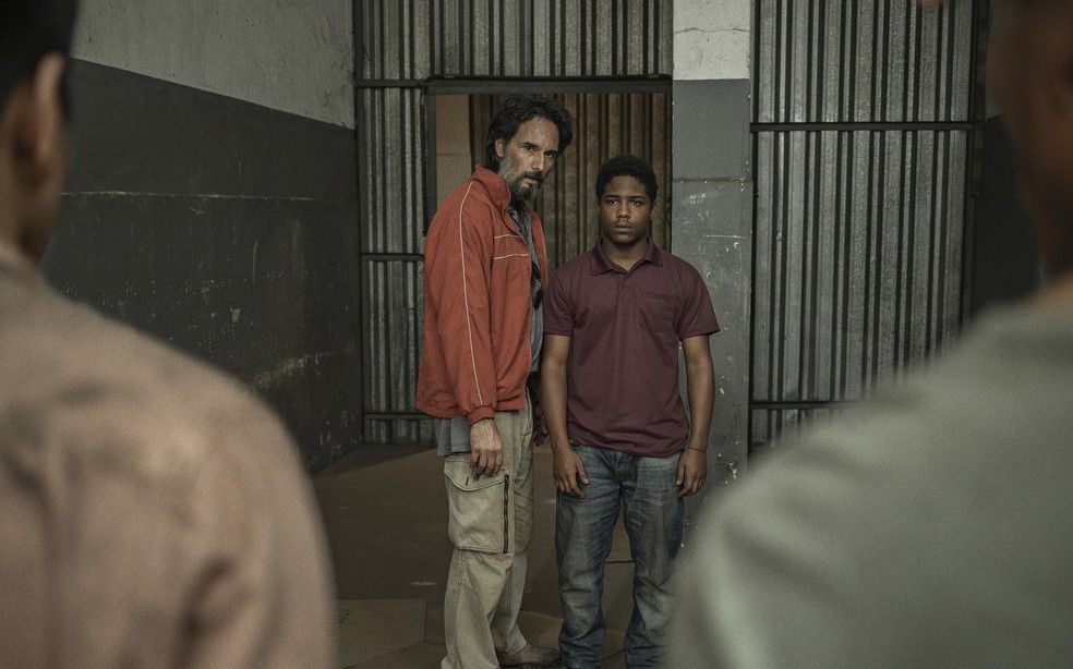 Estrelado por Rodrigo Santoro e Christian Malheiros, 7 Prisioneiros (Netflix) aborda o tráfico de pessoas em seu enredo — Foto: Divulgação/Netflix