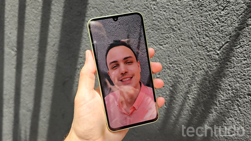 Galaxy A34 tira selfies de 32 megapixels — Foto: Thássius Veloso/TechTudo