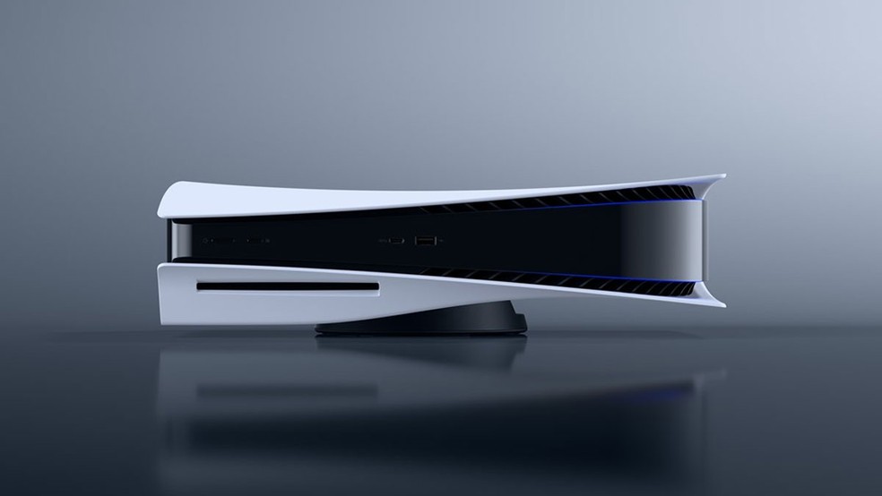 O modelo do PlayStation 5 com leitor de disco já vem pronto para ser jogado enquanto o modelo "Slim" precisa de uma ativação pela internet — Foto: Divulgação/Sony