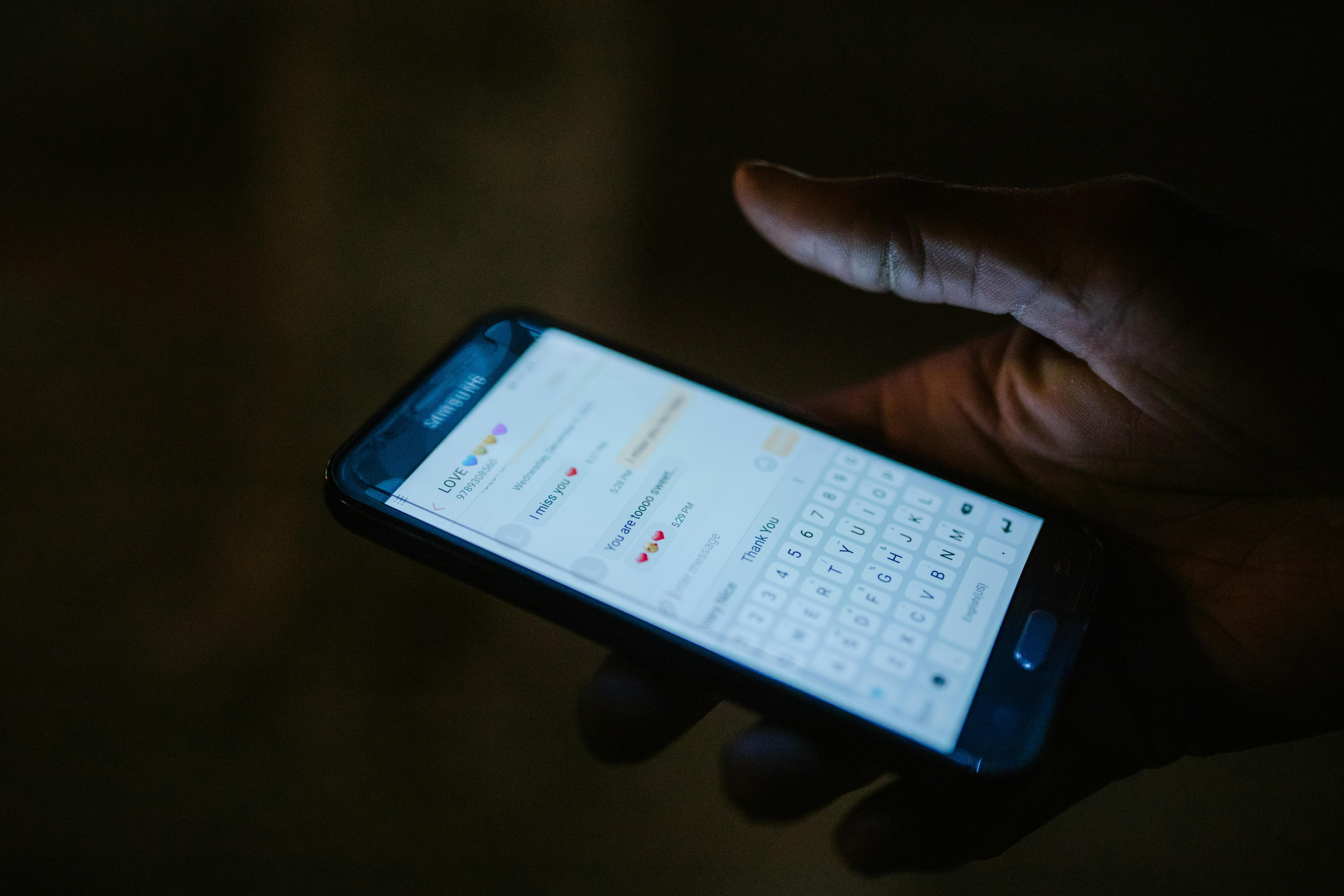 Seu celular está sempre no brilho máximo? Isso pode ser um erro – veja