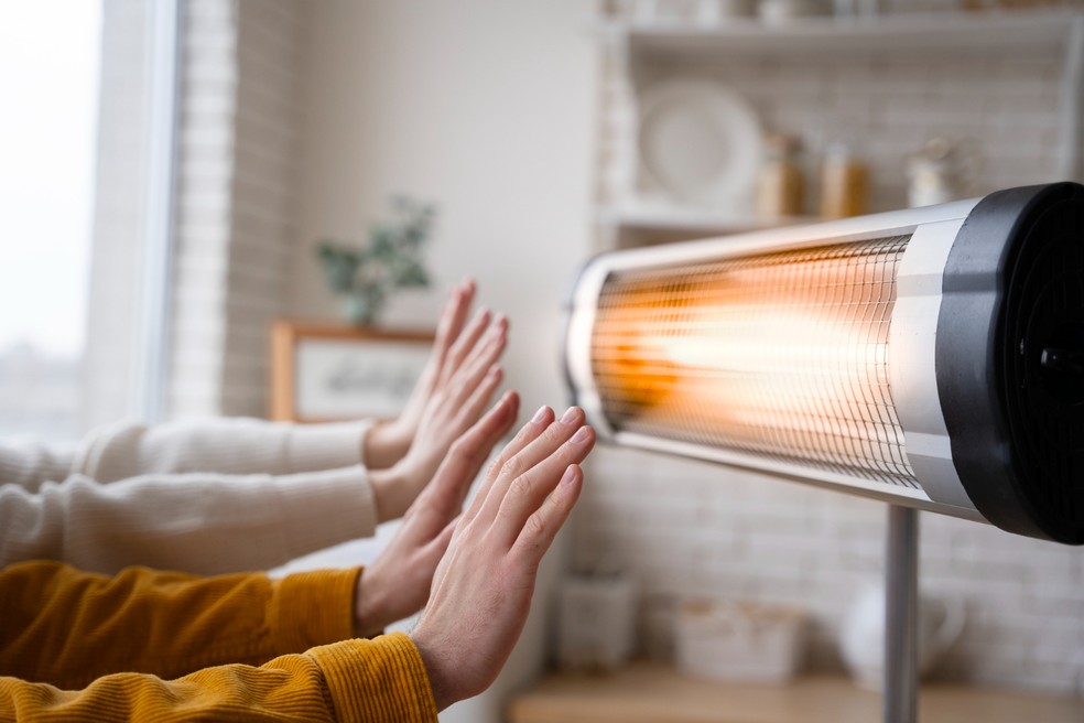O processo de condensação provocado pela variação de frio e calor no ambiente pode estragar o roteador — Foto: Reprodução/Freepik