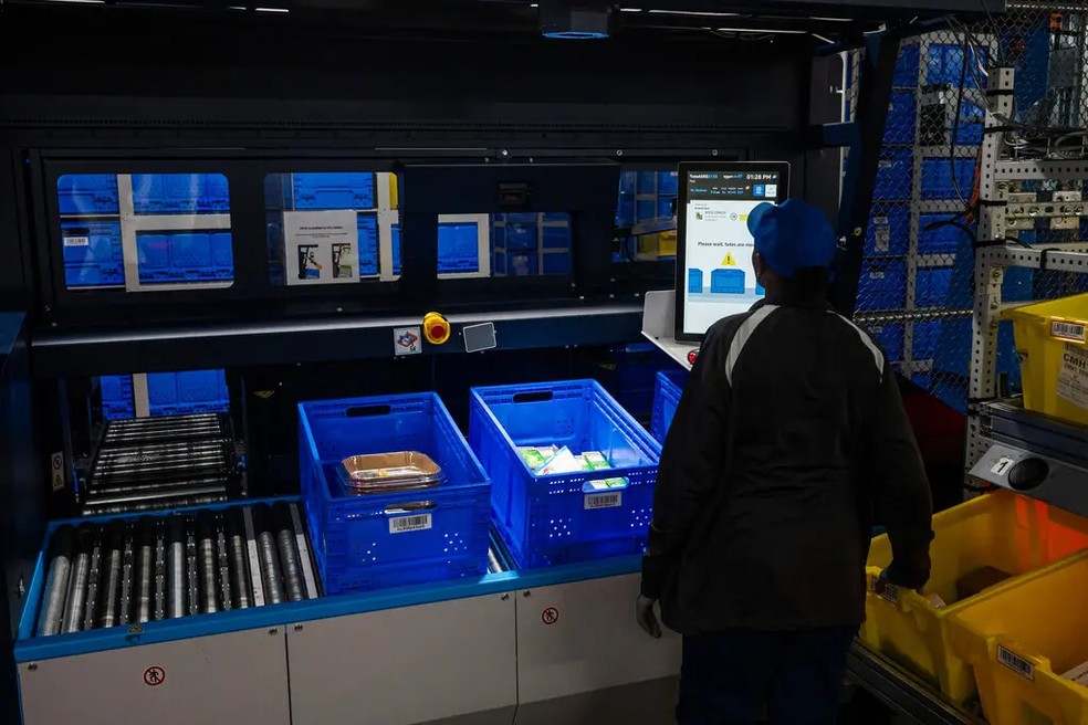 Trabalhadores estão focando em aprender a operar robôs para não ficarem sem emprego — Foto: Reprodução/The New York Times