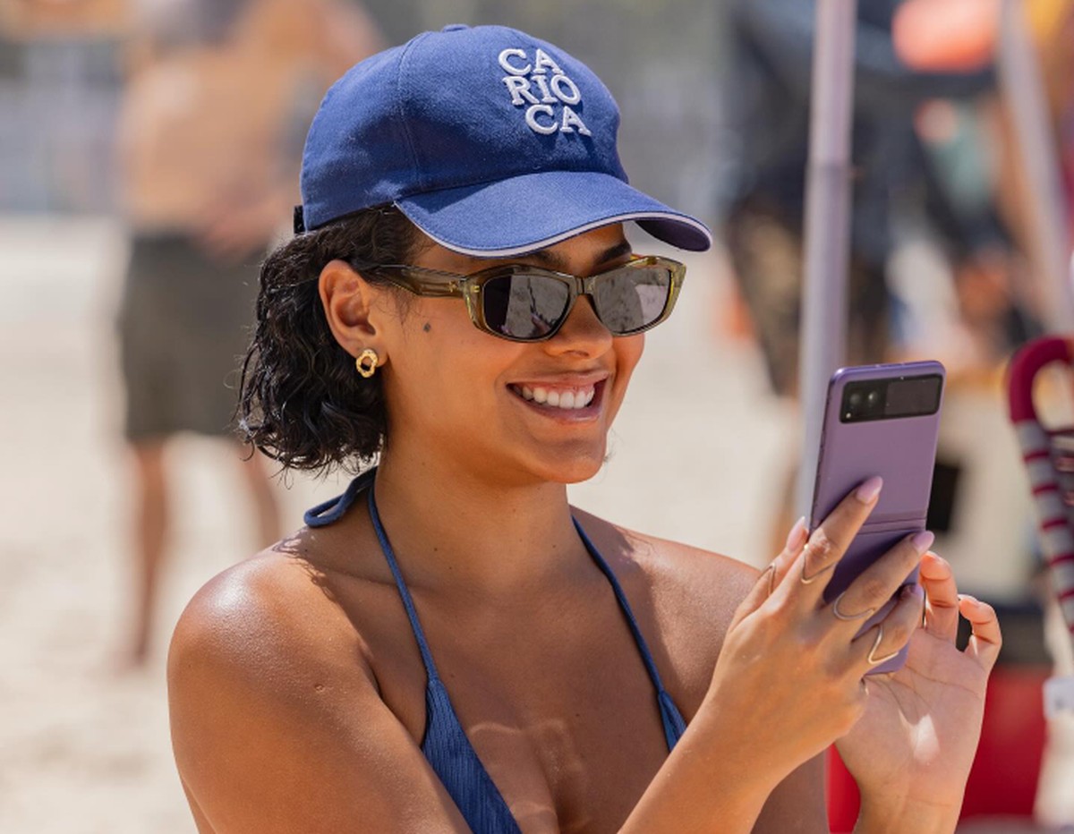 Qual é o celular de Maria de Fátima em Vale Tudo? Conheça o dobrável