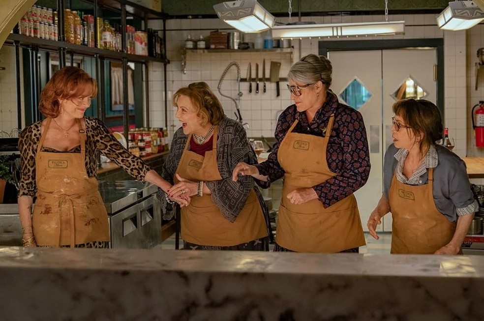 Cena das avós chefes de cozinha em Nonnas — Foto: Reprodução/IMDb