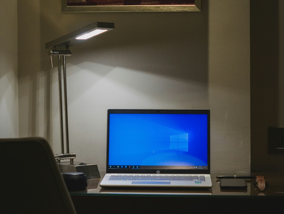 Notebook ligado e não sendo utilizado — Foto: Unsplash/Arnav Singhal