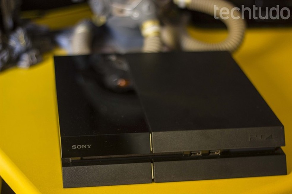 O PS4 é pequeno e tem um visual arrojado (Foto: Débora Magri/ TechTudo) — Foto: TechTudo
