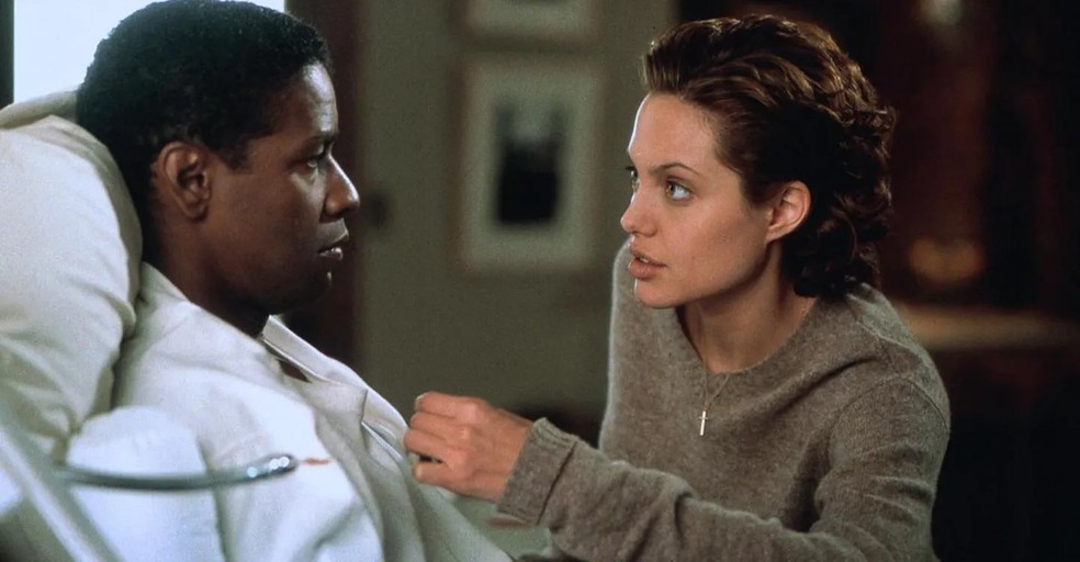Angelina Jolie e Denzel Washington estão juntos em O Colecionador de Ossos — Foto: Reprodução/IMDb