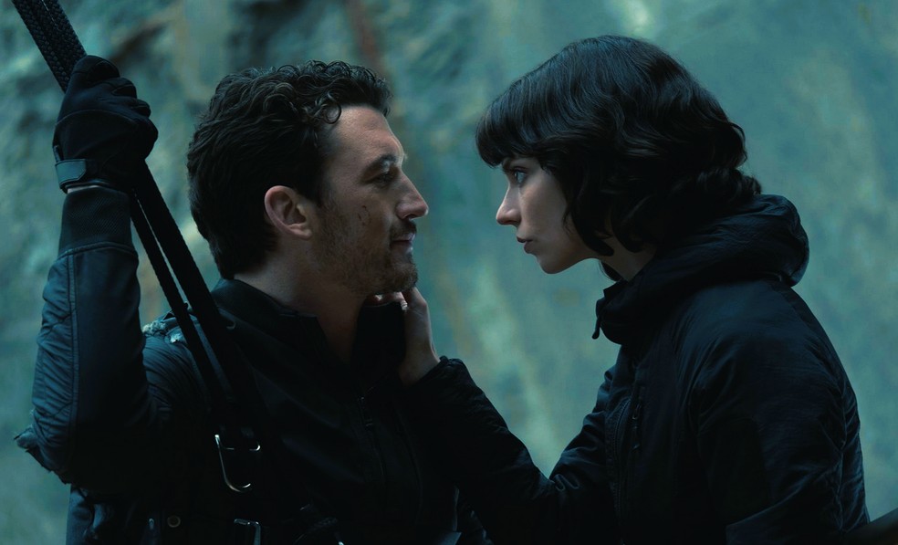 Entre Montanhas segue os agentes Drasa (Anya Taylor-Joy) e Levi (Miles Teller) em uma missão secreta  — Foto: Reprodução/IMDb/Edição: Suellen Machado