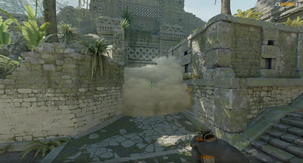 Smoke bloqueando a visão da passagem dos inimigos em Ancient, no Counter-Strike 2 — Foto: Reprodução/CSnades.gg