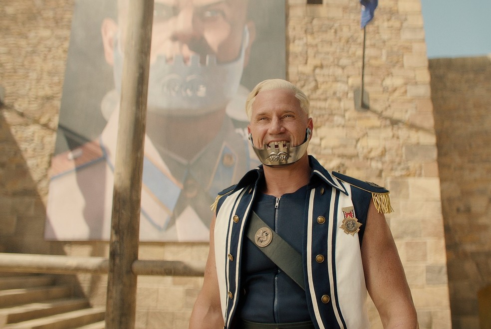 O Capitão "Axe Hand" Morgan possui uma mandíbula de metal no rosto e um machado no lugar de uma das mãos — Foto: Divulgação/Netflix