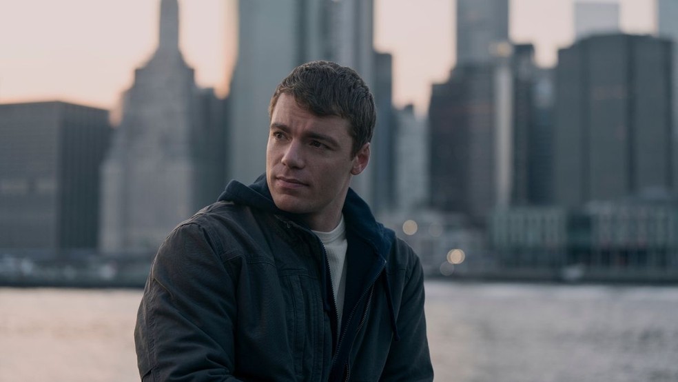 O ator americano Gabriel Basso interpreta novamente o agente do FBI Peter Sutherland — Foto: Divulgação/Netflix