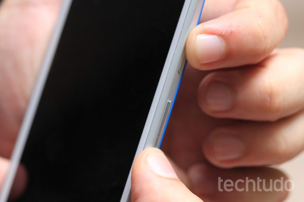 Pressionar o botão de volume para baixo pode silenciar o celular automaticamente — Foto: Lucas Mendes/TechTudo