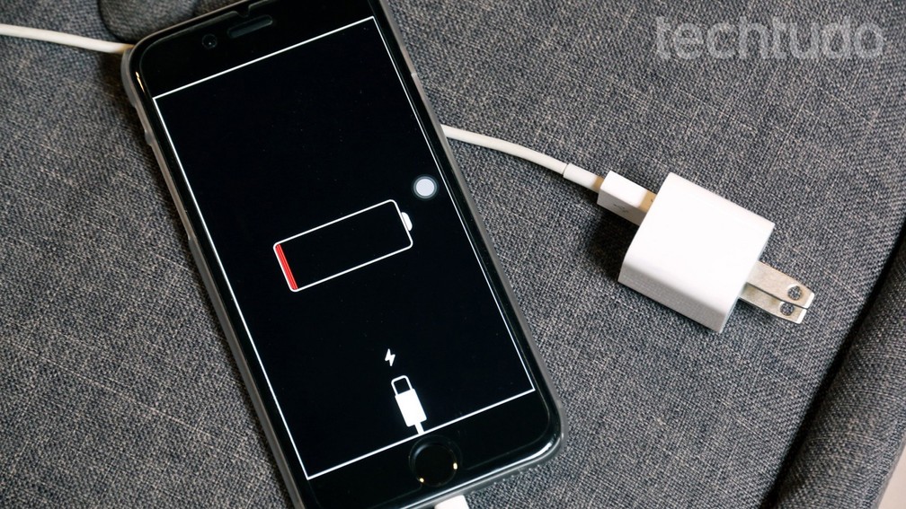 Saiba como checar se um cabo de carregador para iPhone é original  — Foto: Anna Kellen Bull/TechTudo