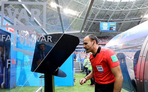 FIFA aprova! Agora árbitros de vídeo são oficiais no Futebol
