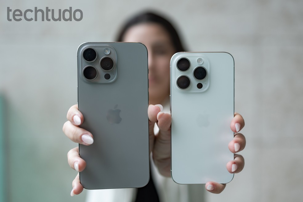iPhone 15 Pro e iPhone 15 Pro Max lado a lado — Foto: Mariana Saguias/TechTudo