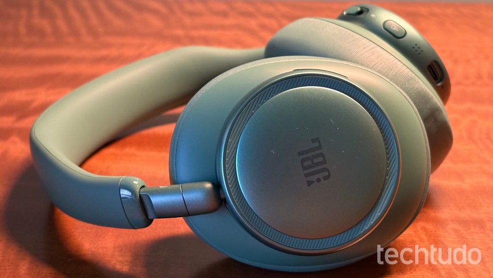 Novo fone da JBL traz bateria duradoura, bom cancelamento de ruído e design tanto bonito quanto funcional — Foto: Tainah Tavares/TechTudo