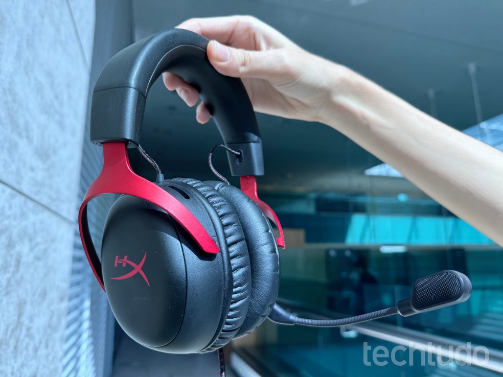 HyperX Cloud III em review: conchas do headset são no estilo over the ear — Foto: Victor Bastos/TechTudo