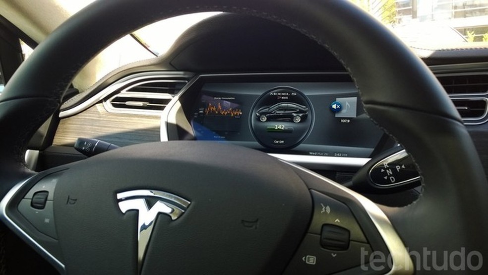 Sistemas de direção autônoma em carros da Tesla e outras marcas são exemplos de aplicações de IAs atualmente — Foto: Isadora Díaz/TechTudo