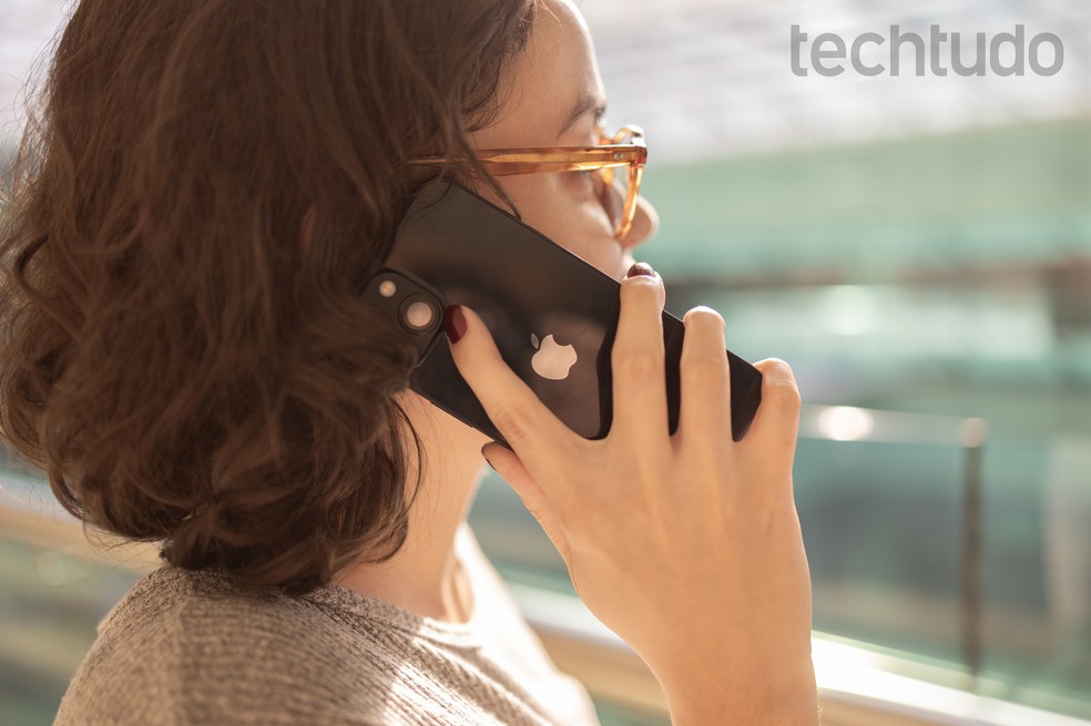 Mulher em ligação no iPhone — Foto: Mariana Saguias/TechTudo