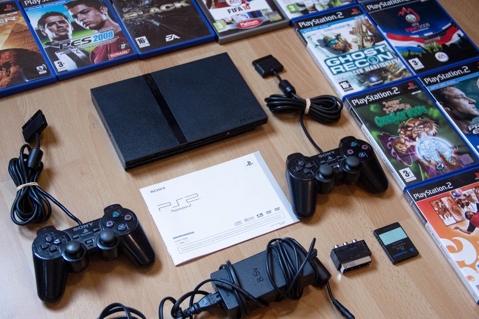 Jogos originais do PlayStation 2 podem ser convertidos em cópias ISO para usar com emuladores sem precisar do console — Foto: Unsplash/Denise Jans