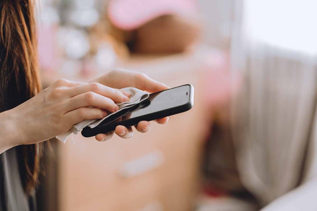 Quando você limpou a tela do celular pela última vez? Veja frequência ideal