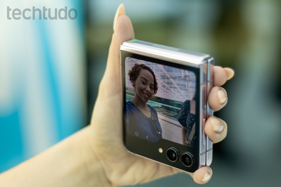 Tirando selfie com a câmera traseira do Galaxy Z Flip 5 graças à tela externa  — Foto: Mariana Saguias/TechTudo