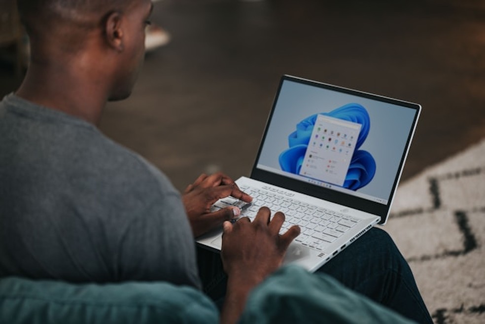 Homem trabalha no notebook com Windows versão 11 — Foto: Divulgação/Unsplash (Windows)