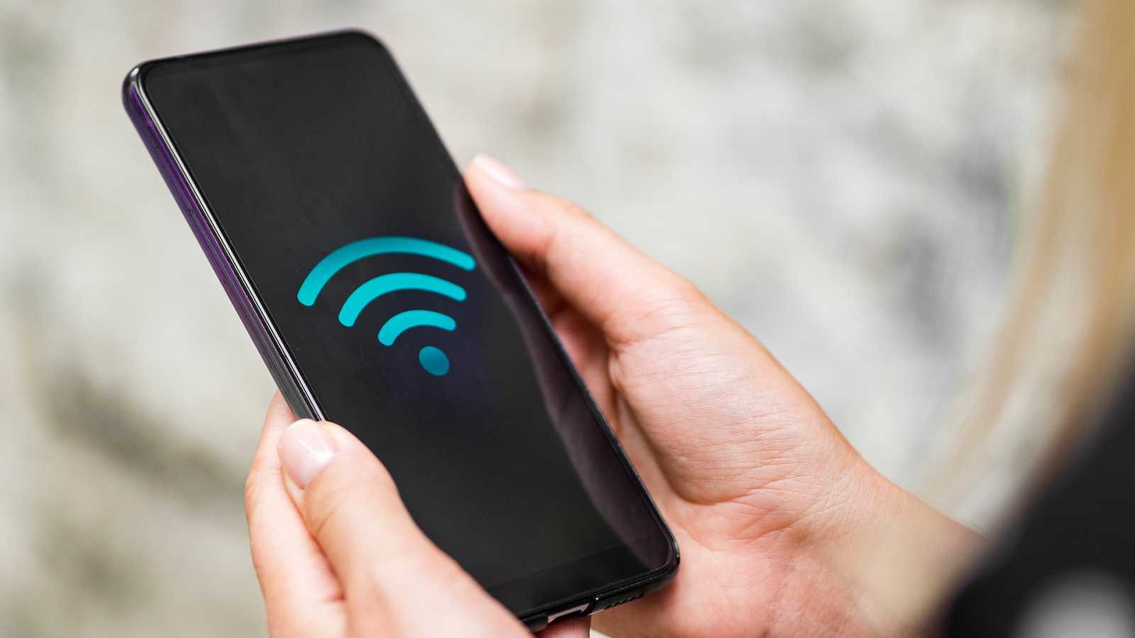 Wi-Fi público é seguro? Saiba evitar golpes em aeroportos, hotéis e shows