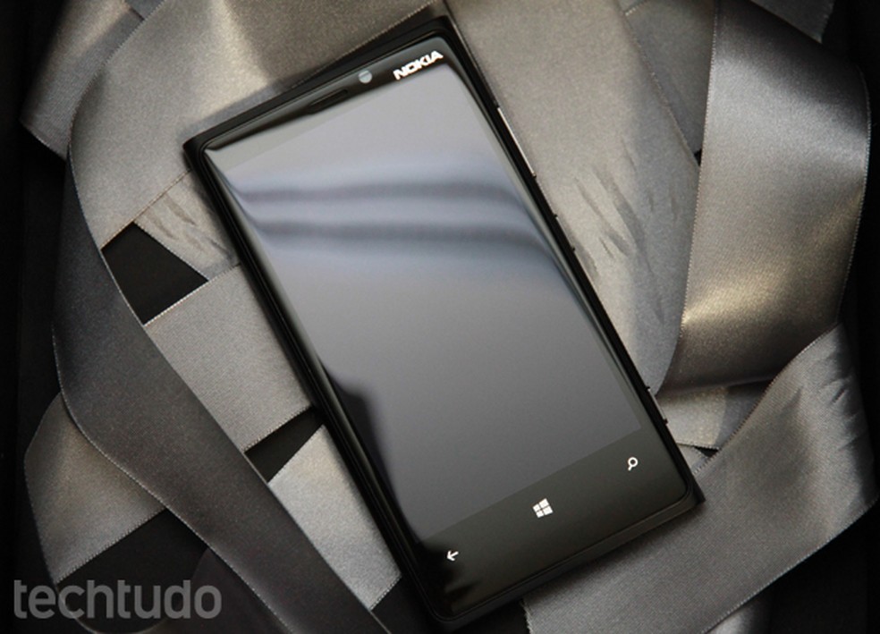 Lumia 920, o top de linha da Nokia (Foto: Allan Melo / TechTudo) — Foto: TechTudo