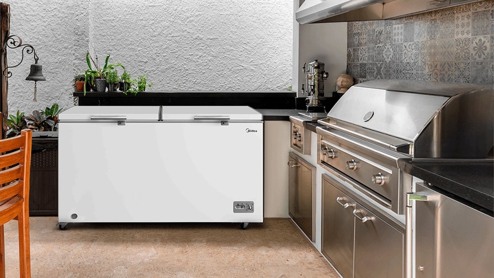 Assim como a geladeira, o freezer demanda grande quantidade de energia e deve ser ligado em uma tomada exclusiva — Foto: Divulgação/ Midea