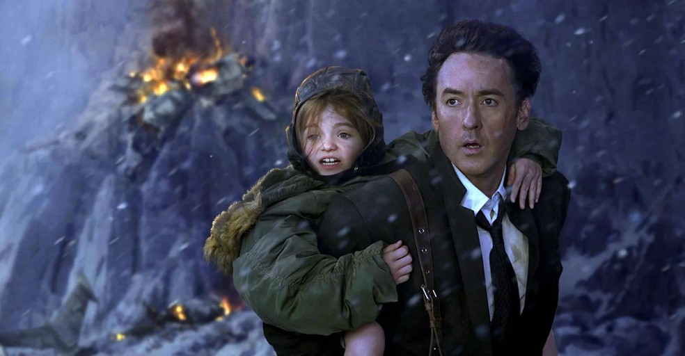 Um pai tenta salvar a filha no meio da destruição iminente do fim do mundo — Foto: Reprodução/JustWatch