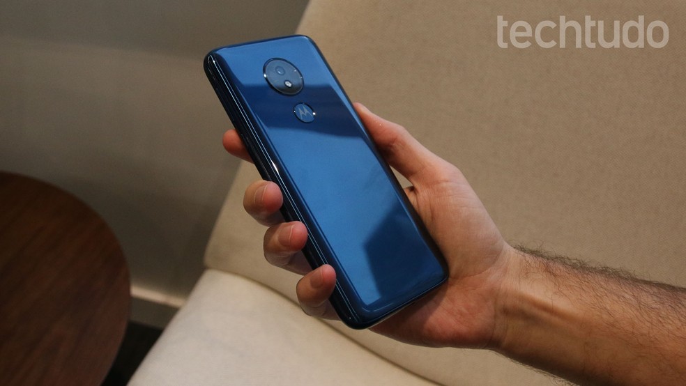 O Moto G7 Power está disponível apenas na cor azul-marinho — Foto: Thássius Veloso/TechTudo