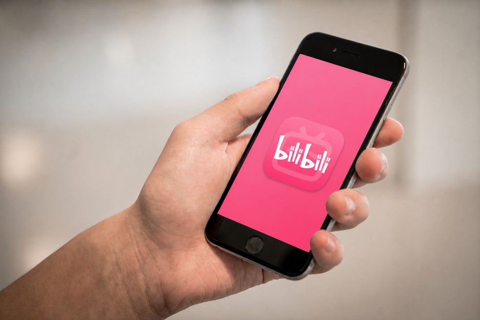 Bilibili é um concorrente direto do YouTube com foco em animes e games — Foto: Reprodução/Pexels/App Store/Editada com IA