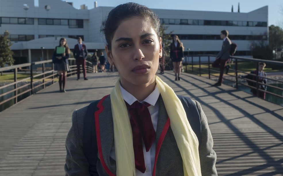 Nadia é uma estudante de ascendência palestina que estuda como bolsista em Las Encinas — Foto: Divulgação/Netflix