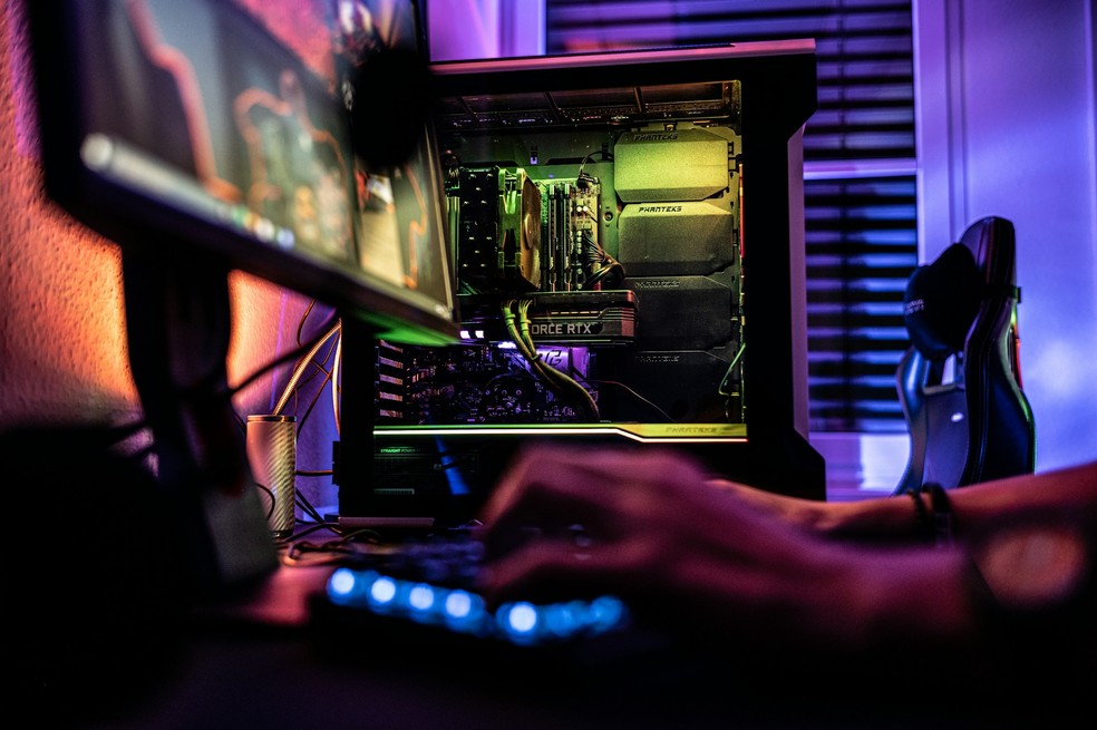 Opera GX pode linkar seus temas e cores aos acessórios RGBs pelo software Razer Chroma — Foto: Reprodução/Unsplash (ELLA DON)