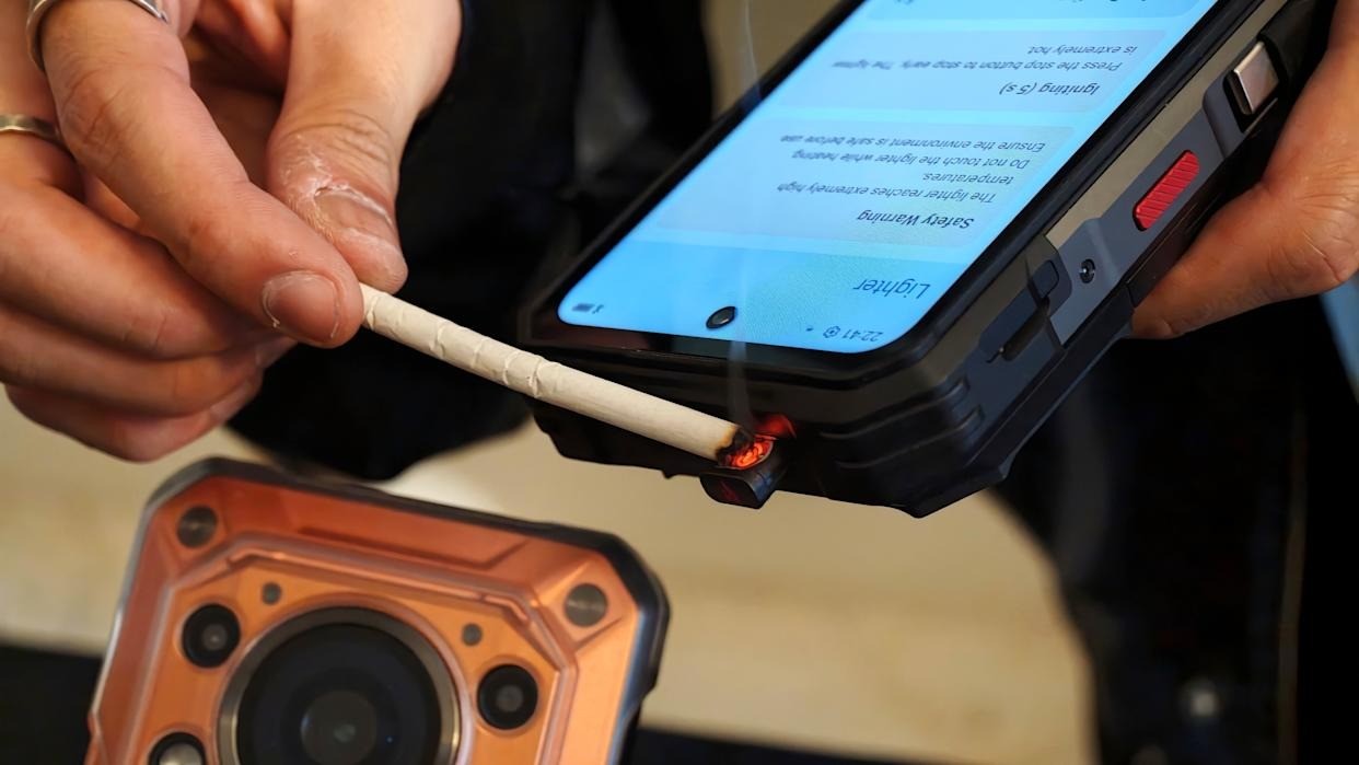 Celular tijolão tem bateria gigante e acende até fogo; conheça