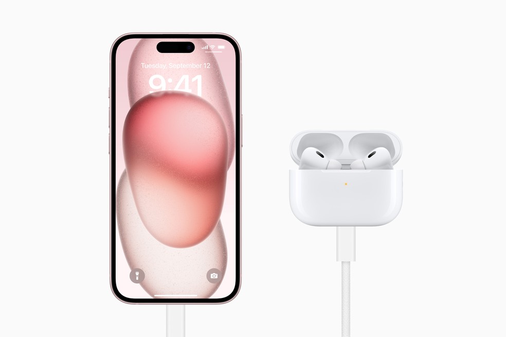iPhone 15 e Airpods com entrada USB-C — Foto: Divulgação/Apple