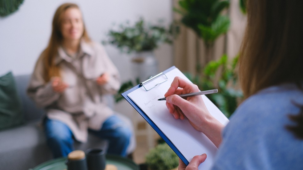 Somente profissionais humanos são capazes de oferecer tratamento adequado em casos graves de saúde mental — Foto: Reprodução/Canva