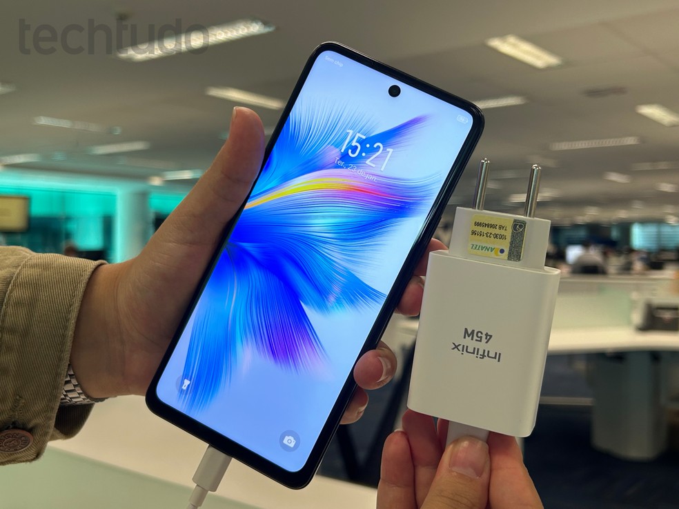 Infinix Note 30 5G tem bateria de 5.000 mAh e carregamento ultrarrápido de 45 W — Foto: Letícia Rosa/TechTudo
