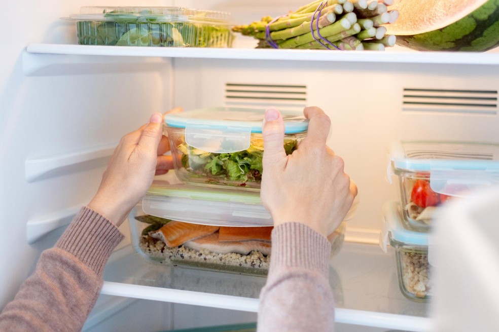Pode colocar comida quente na geladeira? Veja o jeito ideal de armazenar