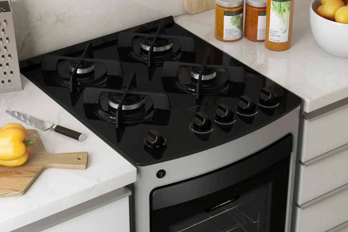 Fogão inox com 4 bocas: 6 modelos compactos com design moderno