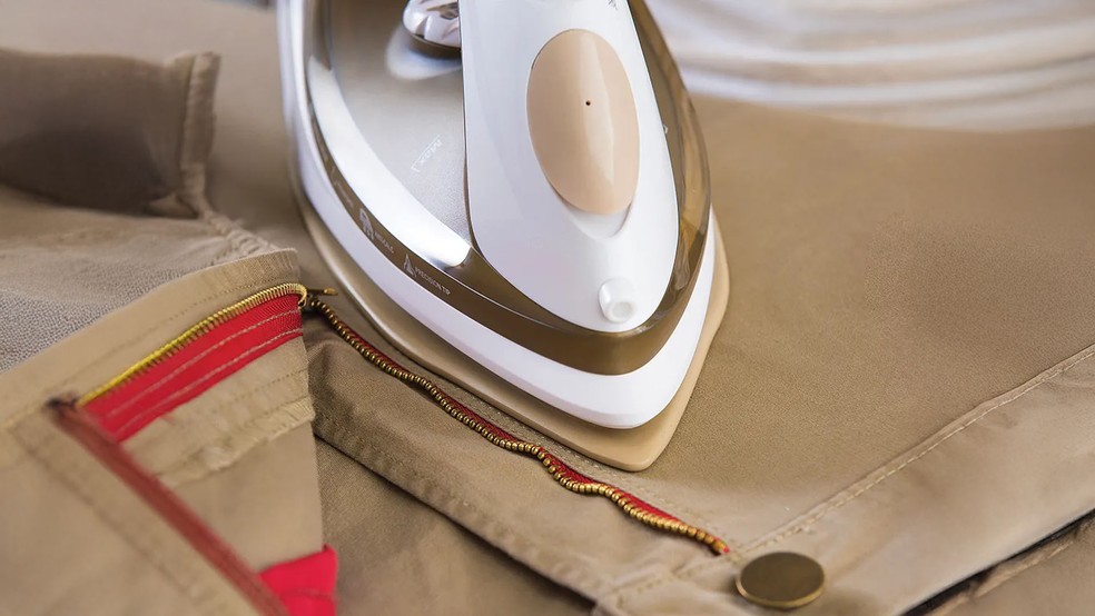 Ferro de passar roupa Oster vale a pena? Veja quais são os recursos oferecidos por cada modelo — Foto: Divulgação/Oster