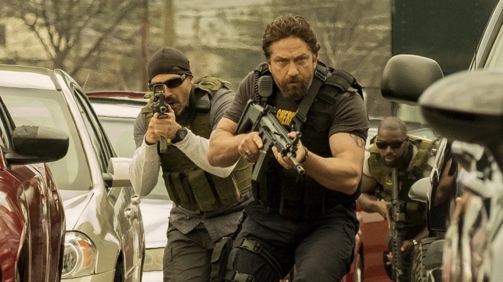 Um grupo de elite da polícia precisa impedir um ousado roubo a banco elaborado por uma organização criminosa de alto nível — Foto: Reprodução/The Movie Database